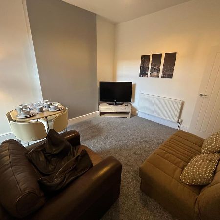 Amazing 8 Person 4 Bedroom And 2 Bathroom Mega House! Kingston upon Hull Exterior foto