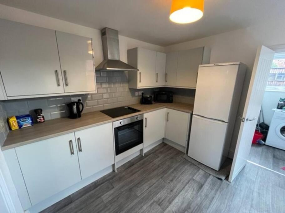 Amazing 8 Person 4 Bedroom And 2 Bathroom Mega House! Kingston upon Hull Exterior foto