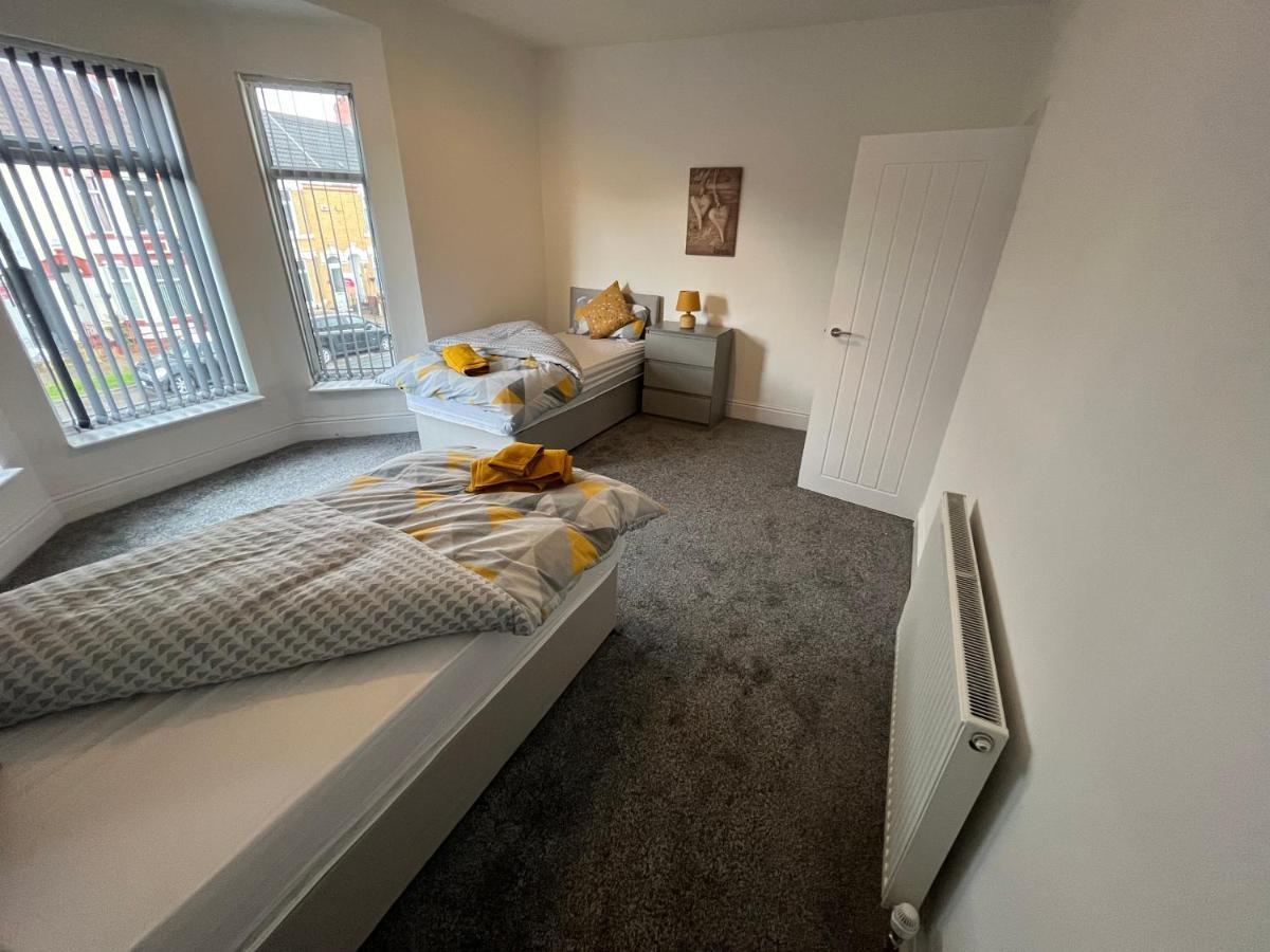Amazing 8 Person 4 Bedroom And 2 Bathroom Mega House! Kingston upon Hull Exterior foto